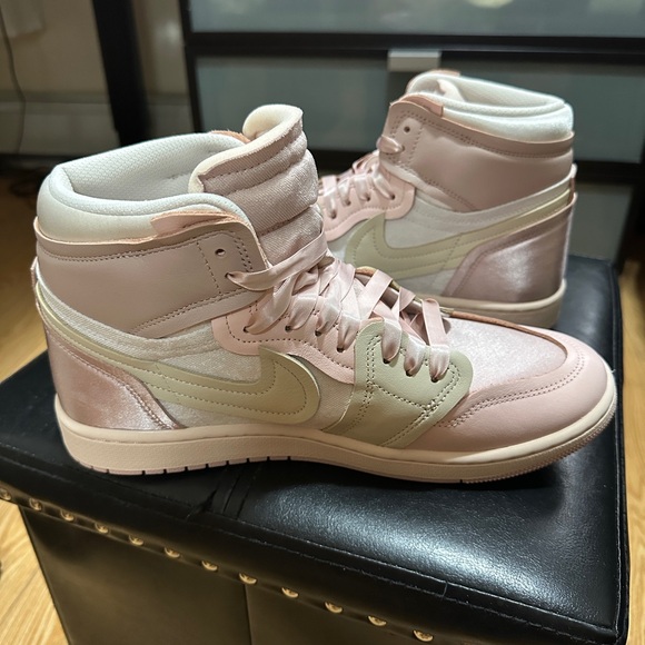 Nike Air Jordan 1 Mid SE Pink Satin Pastel W 11.5 / M 10 - Picture 7 of 8